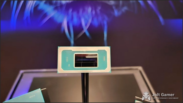 Diagram showing the modular layout of the Intel Panther Lake chip using Foveros 2.5D technology and the 18A process features.