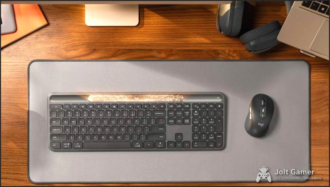 Logitech Signature Slim Solar+ K980 with solar strip highlighted